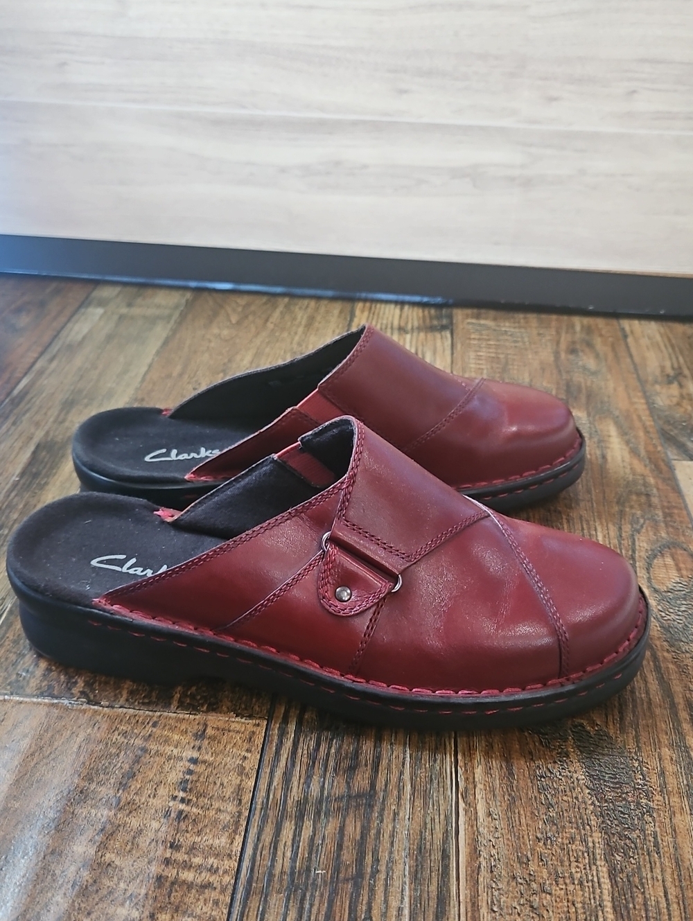NWOT Clarks Women's Deep Red Leather Slip-On Casual Comfortable Clogs Mules